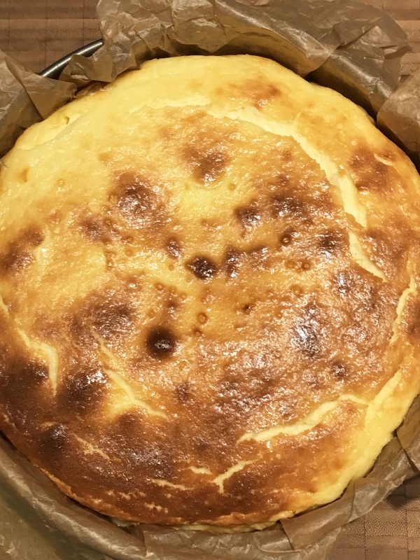 Cheesecake met rode en witte bessen - gebakken