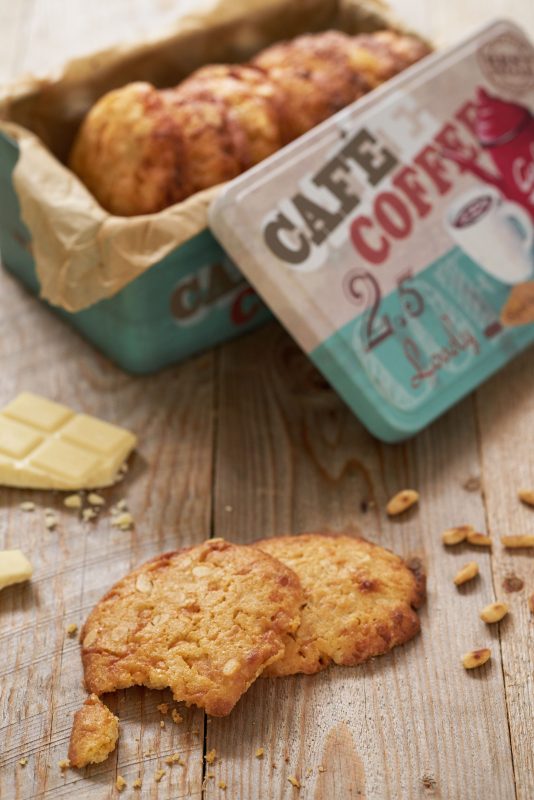 Witte chocolade koekjes met pijnboompitten