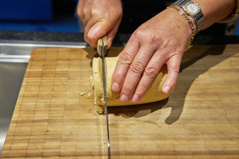Witte chocolade koekjes met pijnboompitten - snijden deeg