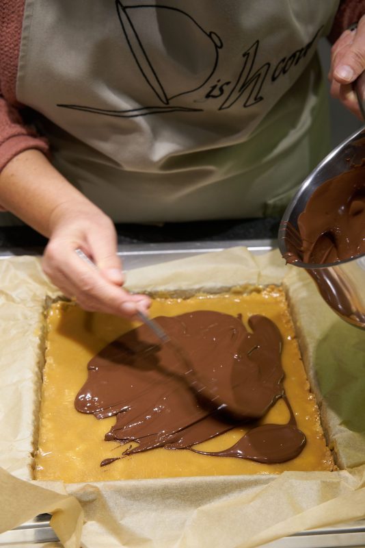 Chocolade-karamelkoek - chocolade op karamel