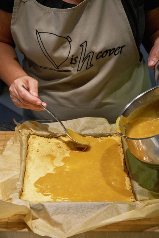 Chocolade-karamelkoek - karamel op koek