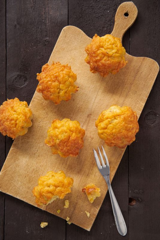 Hartige cheddar-preimuffins op broodplankje