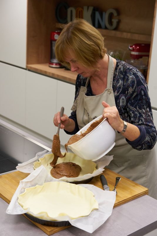 Chocoladetaart met peren - beslag in taartvorm