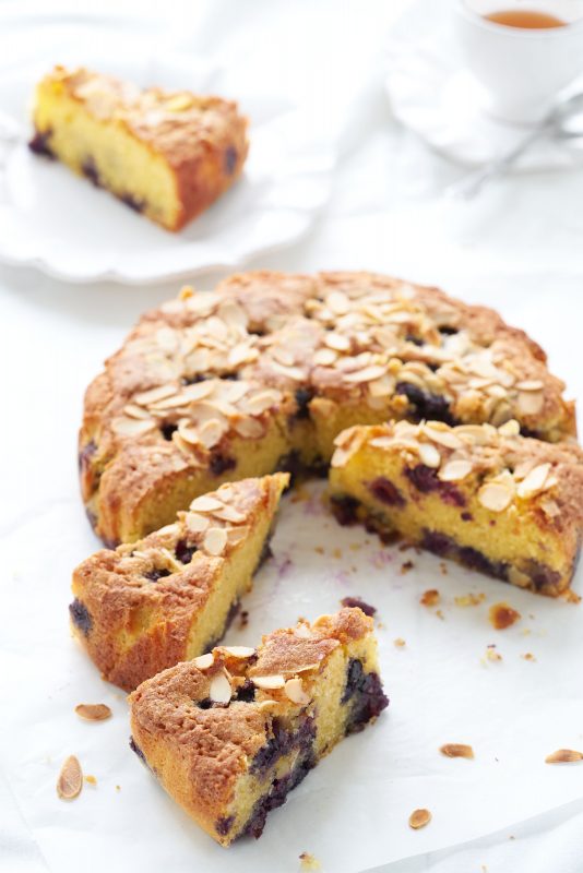 Amandeltaart met kokos en blauwe bessen