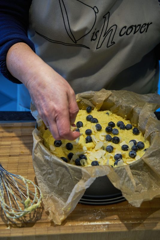 Amandeltaart met kokos en blauwe bessen - afwerken taart
