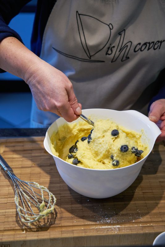 Amandeltaart met kokos en blauwe bessen - mengen blauwe bessen