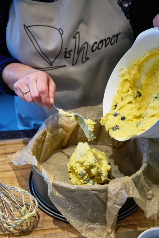 Amandeltaart met kokos en blauwe bessen - vullen bakvorm