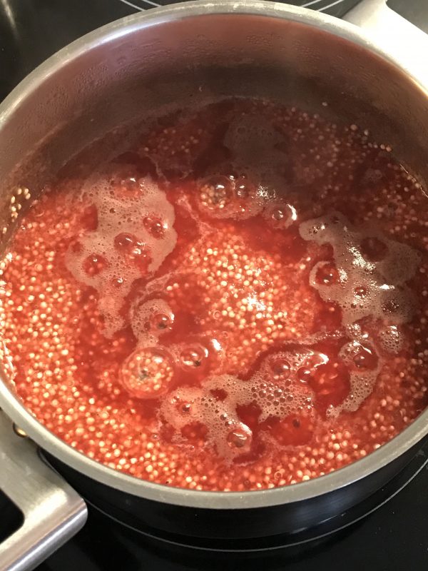 Quinoa met rode biet en forel - quinoa garen in rode bietensap