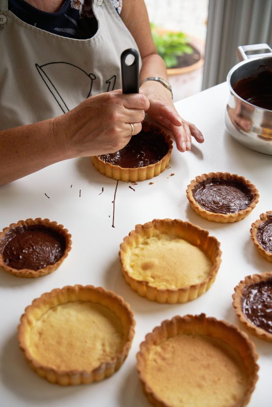 Rabarbertaartjes met abrikoos - chocolade op bodem