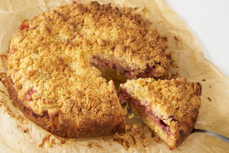 Crumblecake met rabarber en aardbeien