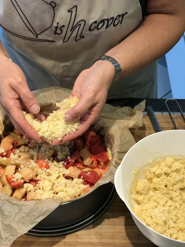 Crumblecake met rabarber en aardbeien - crumble op cake