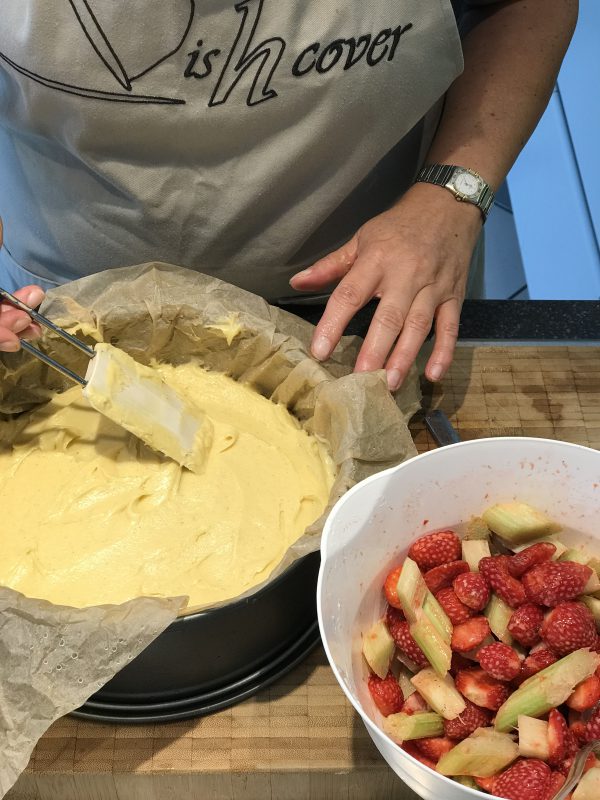 Crumblecake met rabarber en aardbeien - deeg in bakvorm