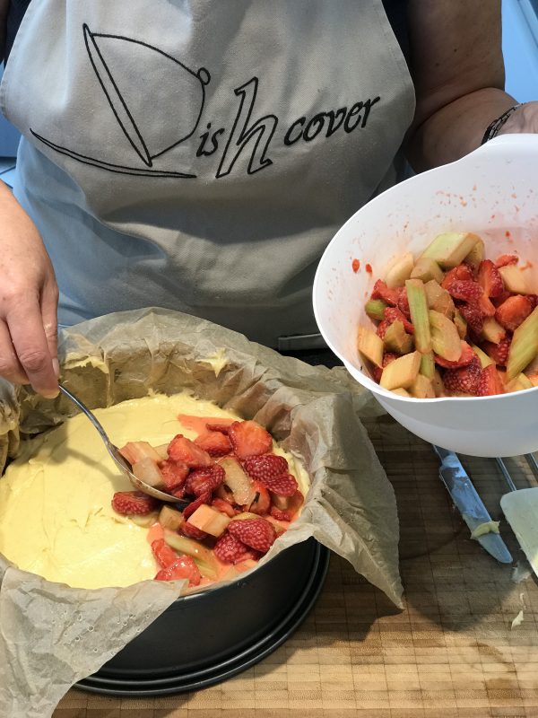 Crumblecake met rabarber en aardbeien - fruit op cake