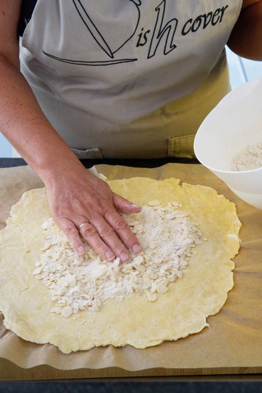 Rabarbergalette - bestrooien met amandel