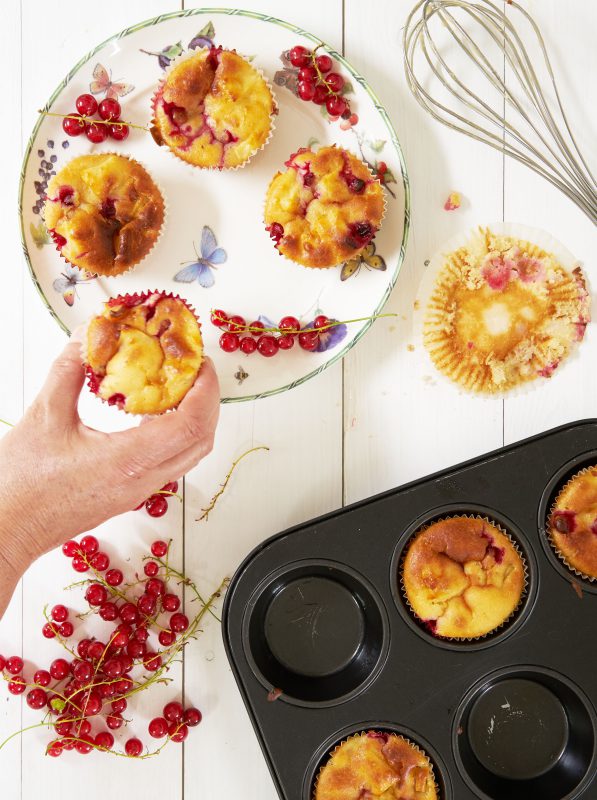 Yoghurtmuffins met stukjes appel en rode bessen