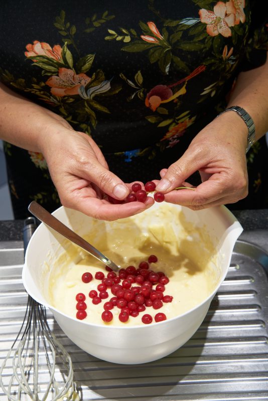 Yoghurtmuffins met stukjes appel en rode bessen - bessen toevoegen