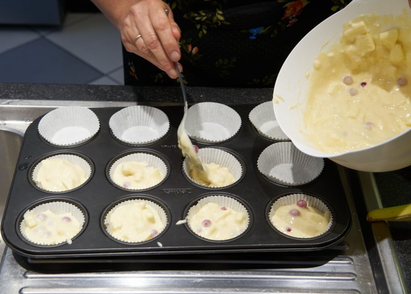 Yoghurtmuffins met stukjes appel en rode bessen - verdelen deeg