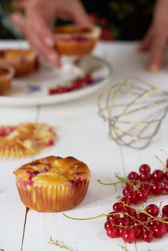 Yoghurtmuffins met stukjes appel en rode bessen