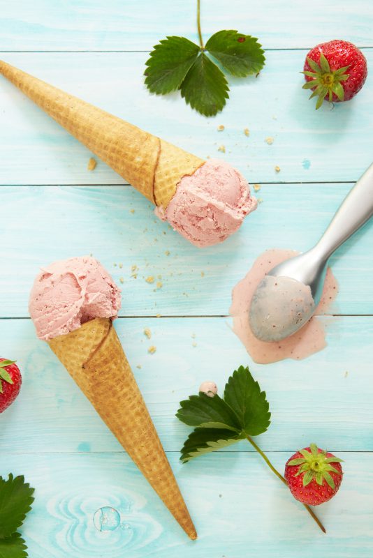 Aardbeien-yoghurtijs