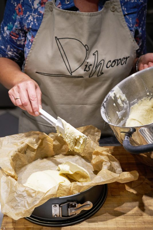 Kruidige cake met appel en peer - deeg in bakvorm