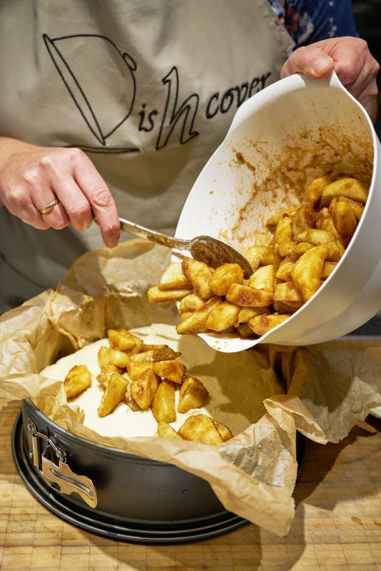 Kruidige cake met appel en peer - fruit op deeg