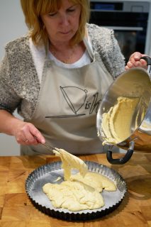Kruimelcake met frambozen - deeg in vorm