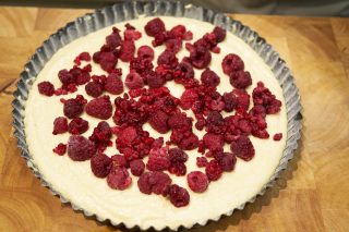 Kruimelcake met frambozen - frambozen op deeg