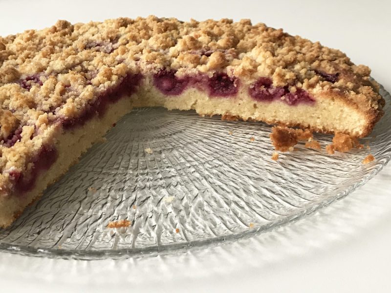 Kruimelcake met frambozen - open gesneden