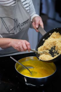 Mango ladoo - kokosrasp bij mangopuree