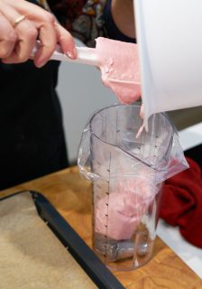 Roze macarons - deeg in spuitzak