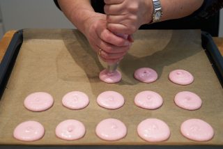 Roze macarons - spuiten