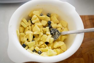 Appelcakejes met blauwe bessen zonder boter - mengeling appel blauwe bessen