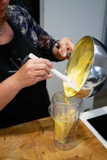 Fruittaartjes met crema catalana - crema catalana in spuitzak