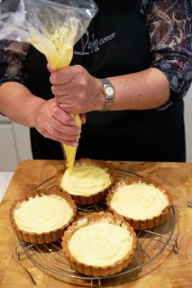 Fruittaartjes met crema catalana - crema catalana spuiten