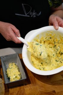 Hartige cake met courgette en geitenkaas - deeg in vorm doen