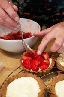 Aardbeientaartjes met vanillemousse - aardbeien op taartjes