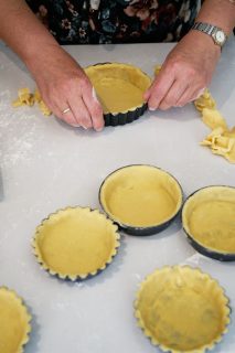 Aardbeientaartjes met vanillemousse - deeg in vormpjes
