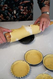 Aardbeientaartjes met vanillemousse - deeg op vormpjes