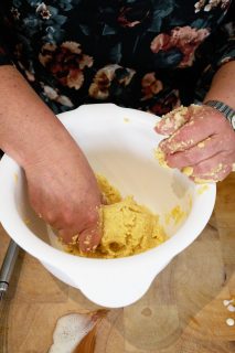 Aardbeientaartjes met vanillemousse - kneden deeg