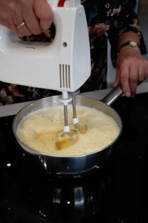 Aardbeientaartjes met vanillemousse - mixen vanillemousse