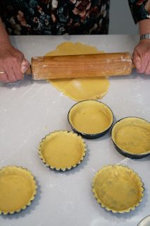 Aardbeientaartjes met vanillemousse - uitrollen deeg