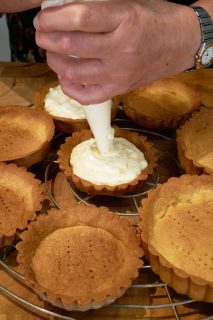 Aardbeientaartjes met vanillemousse - vanillemousse in taartjes