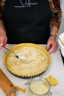 Appeltaart met boterdeeg - amandelpoeder op bodem