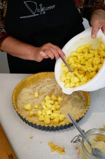 Appeltaart met boterdeeg - appelen op taart