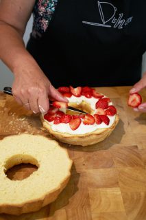 Biscuit met aardbeien - aardbeien op platte kaas