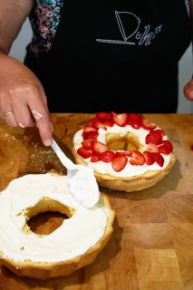 Biscuit met aardbeien - platte kaas op deksel