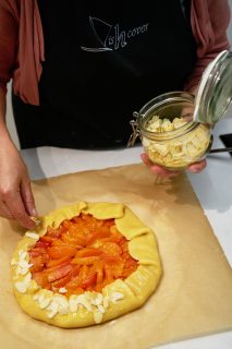 Galette met abrikozen - amandelschilfers op galette