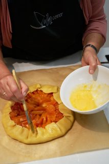 Galette met abrikozen - bestrijken met ei