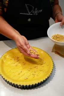 Torta della nonna - pijnboompitten op taart