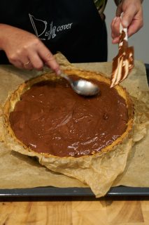 Chocolade-hazelnotentaart - afwerken taart